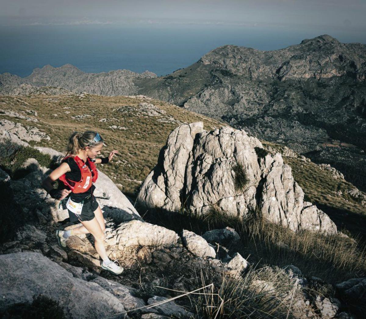 Eine Trailläuferin bei einem Sportevent in der Tramuntana.