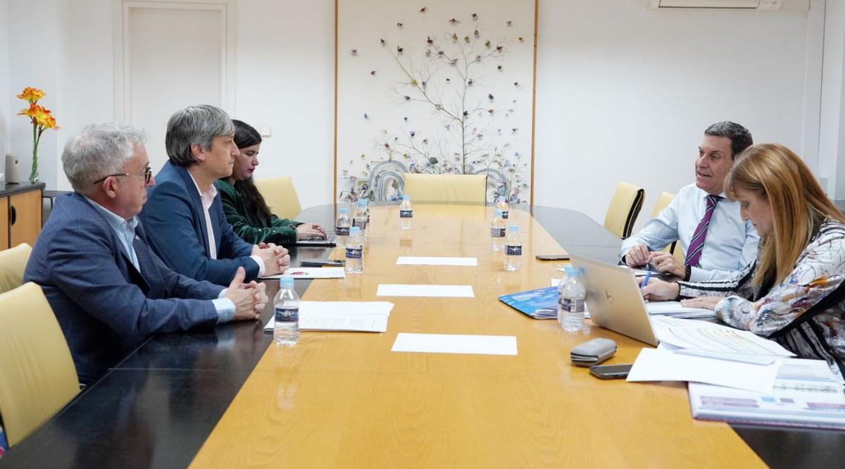 Carlos Fernández Carriedo (derecha), durante la reunión con Soria Ya. | RUBÉN CACHO / ICAL