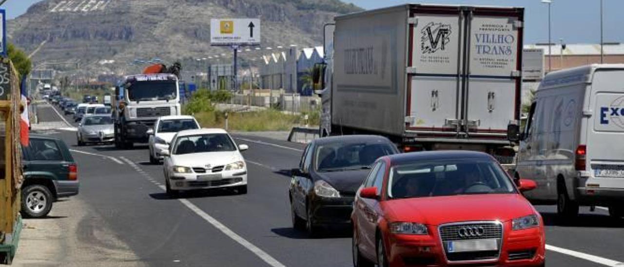 Colas quilométricas y caos circulatorio durante los meses de verano en la vieja N-332 a su paso por Favara.