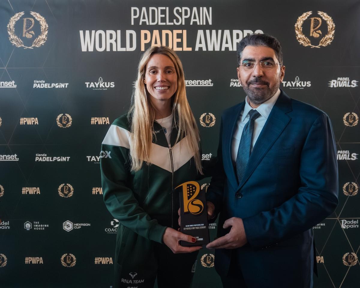 Maribel Nadal recogió el premio a mejor torneo profesional celebrado en la Rafa Nadal Academy Kuwait