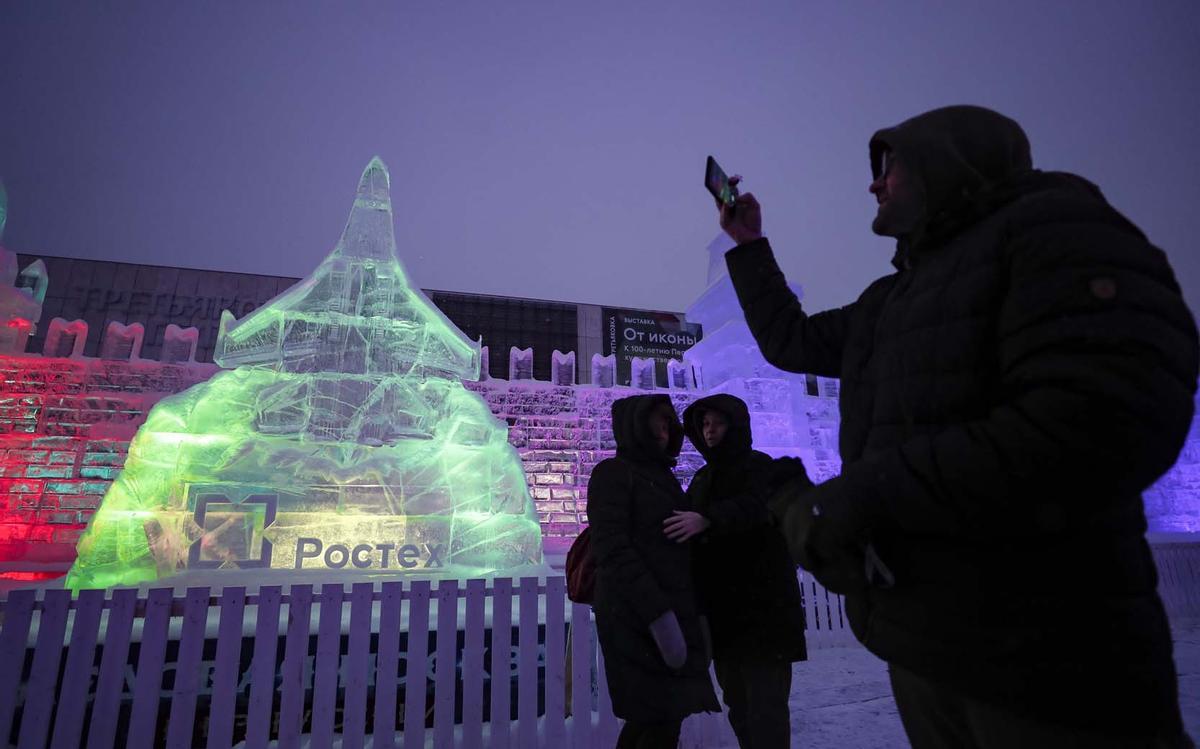 Esculturas y castillos de nieve en festivales de hielo de Moscú y  Heilongjiang, en el norte de China