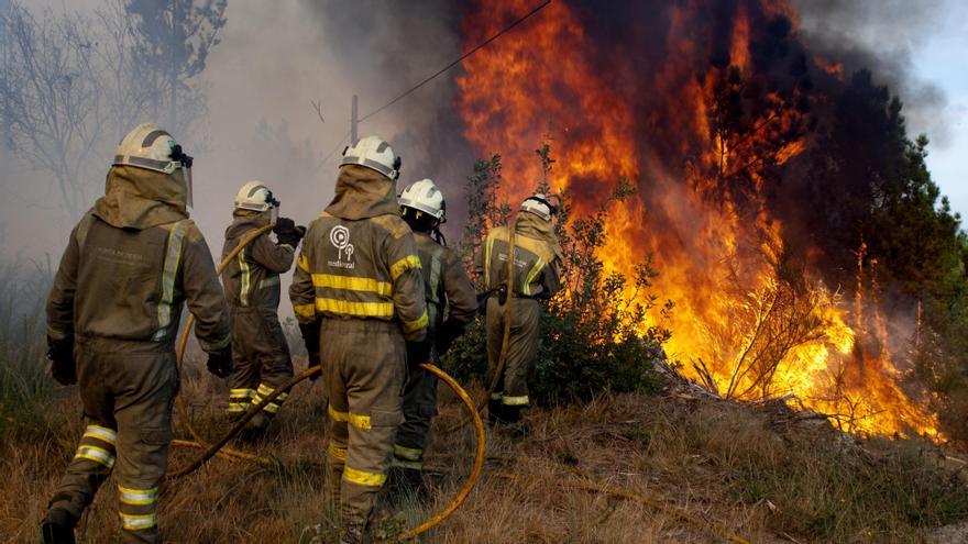 Efectivos de bomberos trabajando en la extinción de un incendio en Ourense.