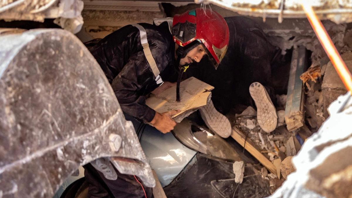 Rescates contra reloj bajo los escombros en Marruecos tras un terremoto devastador