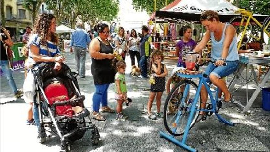 Solidaritat sobre rodes al primer &quot;Biciatló&quot; de Figueres