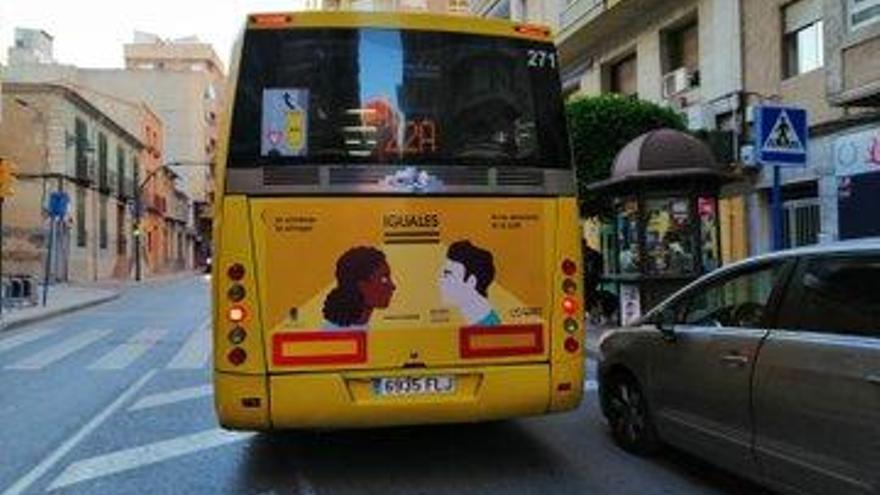 Cartel de concienciación sobre igualdad en un autobús de la línea 22 Molina-Murcia.