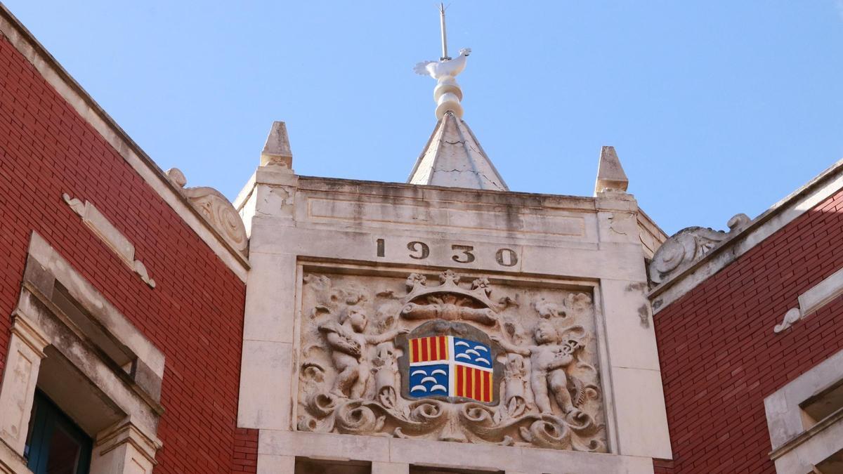 Detall de la façana de l'Ajuntament de Berga