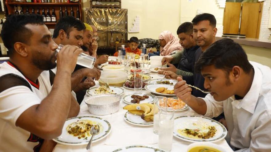 Trabajadores del restaurante New Bombay Palace de Pontevedra y familiares, todos de Bangladesh, tras el primer día de ayuno. // GUSTAVO SANTOS