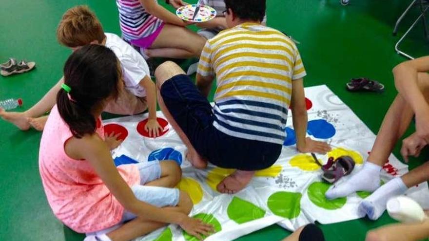 Un grupo de niños juega en el campamento.