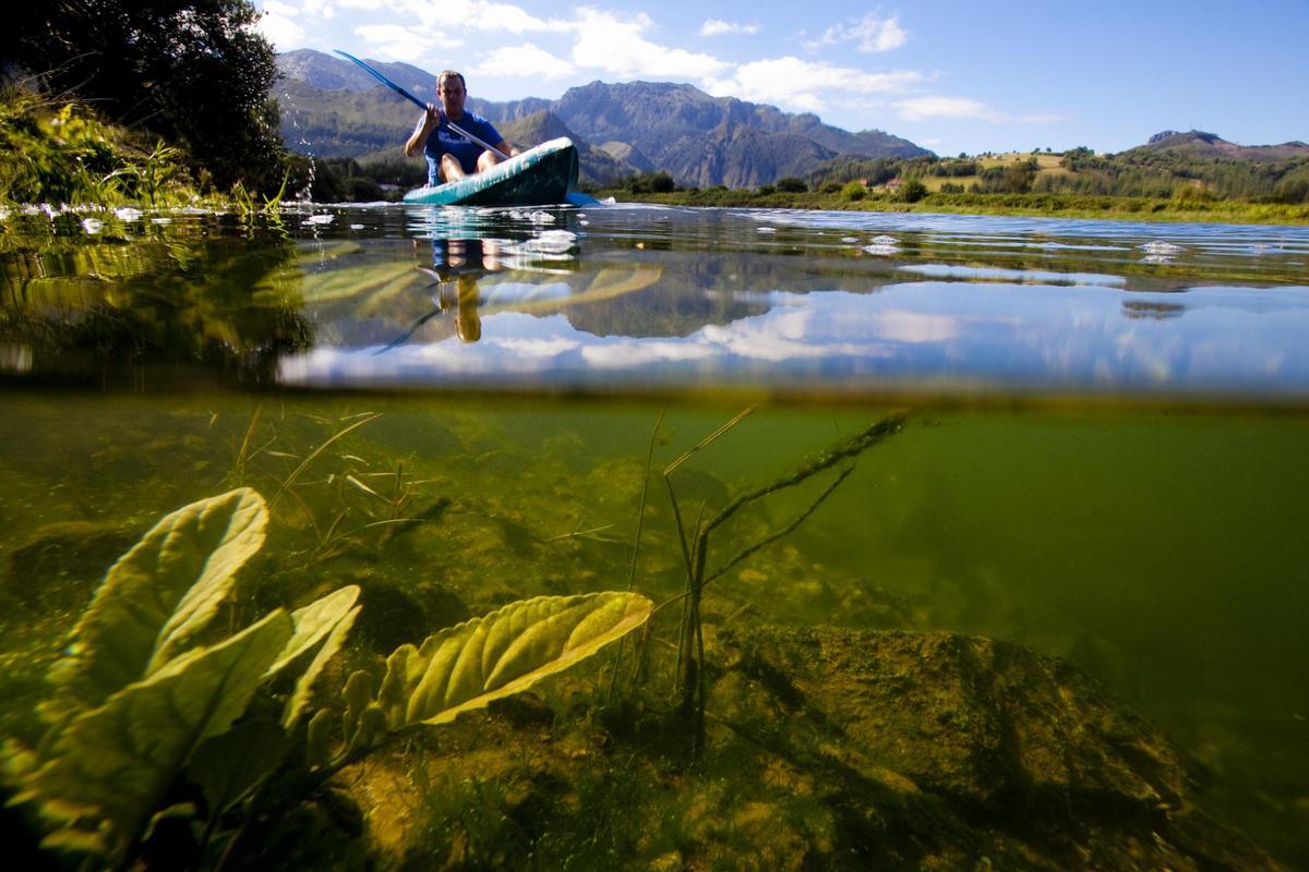 Calo Soto, el pionero de los descensos en canoa por el Sella, remando ya cerca de Ribadesella.