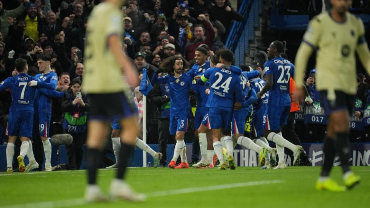 Els jugadors del Chelsea celebren l'1 a 0, amb Cubarsí i Araujo difuminats en primer terme