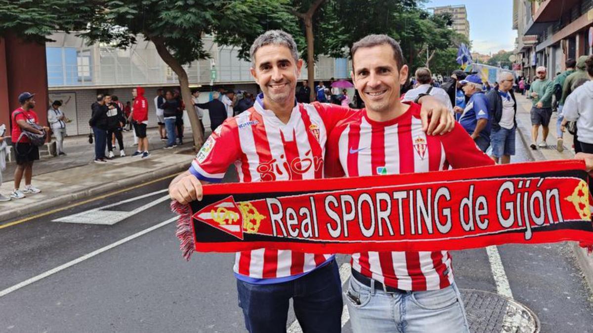 Diego Suárez, a la izquierda, y Marcos Álvarez, antes del partido del Sporting en Tenerife. | Á. C.