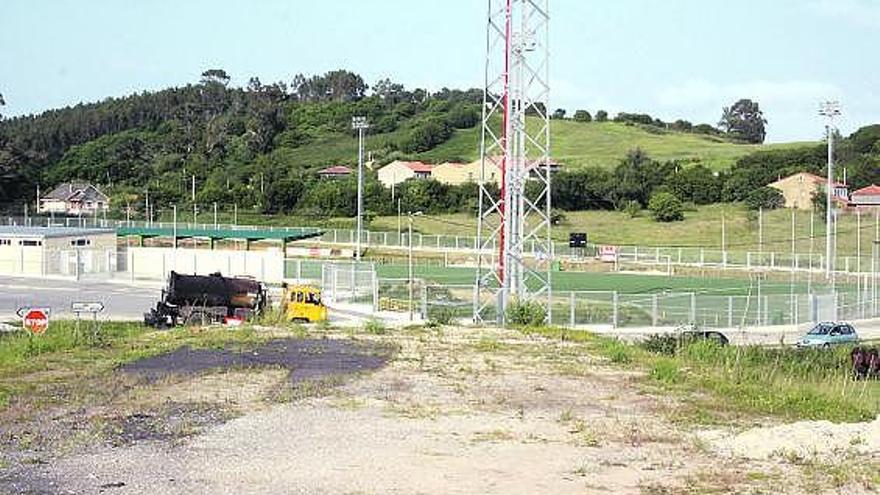 Vista de las instalaciones de Balbín desde la carretera de Luanco a Bañugues.