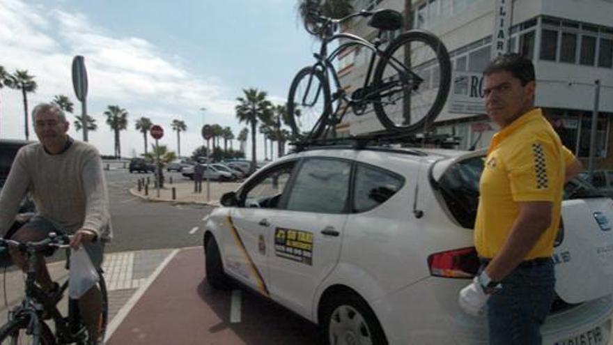 Óscar Boente amarra una bicicleta a las burras de su taxi, ayer. i ADOLFO MARRERO