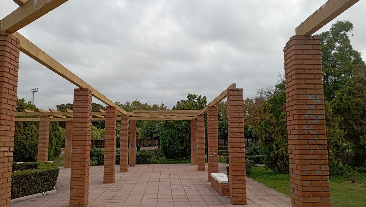 Otra vista de los restos de la pérgola del Parque de María Luisa.