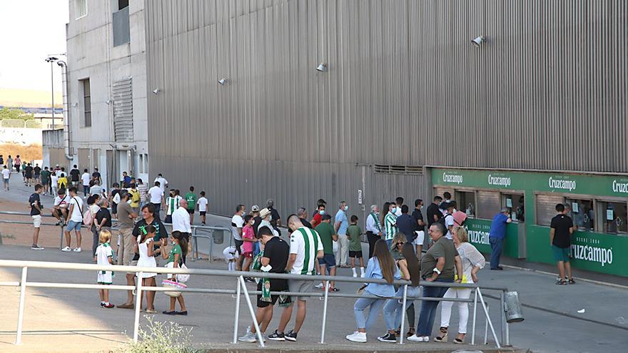 Aficionados asistentes al encuentro Córdoba CF-Cádiz B