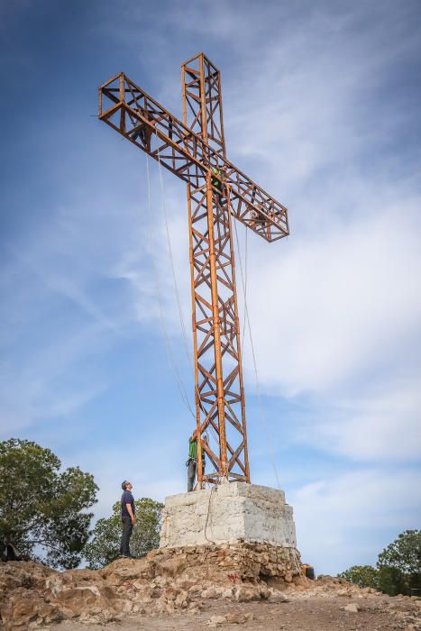 La iluminación de la Cruz de la Muela por parte de la Asociación de Policías Locales cumple en 2019 una década