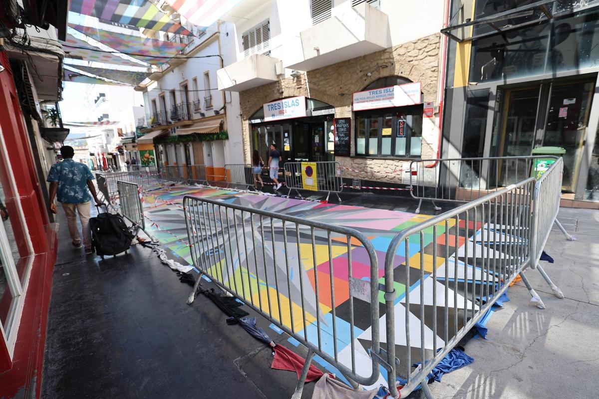 Todas las imágenes de la calle Santa Inés, en Sant Antoni, donde se ha restaurado la obra de Okuda.