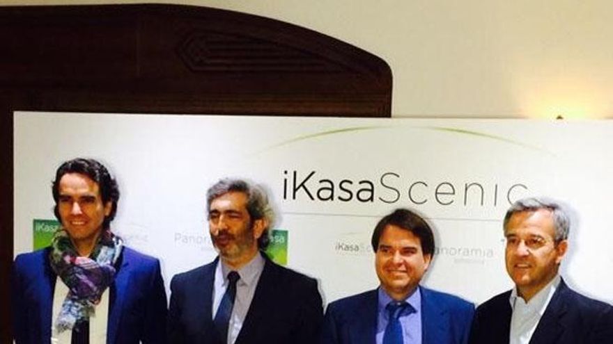 El alcalde de Estepona, José María García Urbano (dcha), presidió la presentación del proyecto.