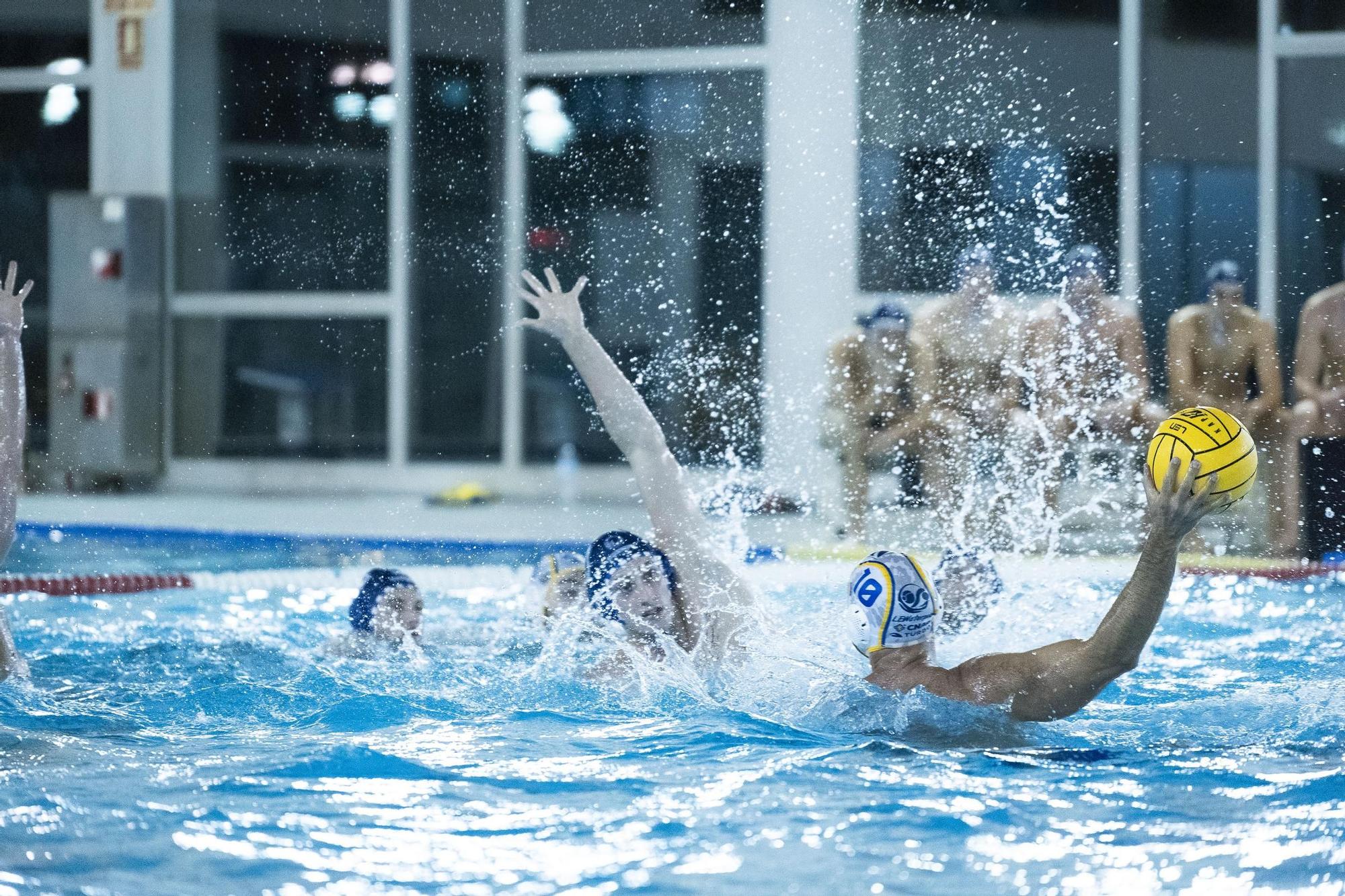 Imatges de la final de la Copa Catalunya de waterpolo entre l'Atlètic Barceloneta i el CN Sabadell