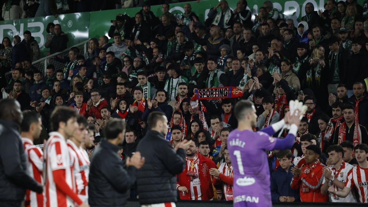 Los jugadores del Sporting se acercan a saludar a la Mareona tras la derrota ante el Racing en El Sardinero.