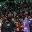 Los jugadores del Sporting se acercan a saludar a la Mareona tras la derrota ante el Racing en El Sardinero.
