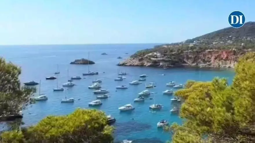 Yates y embarcaciones toman posiciones en la costa oeste de Ibiza para ver el eclipse