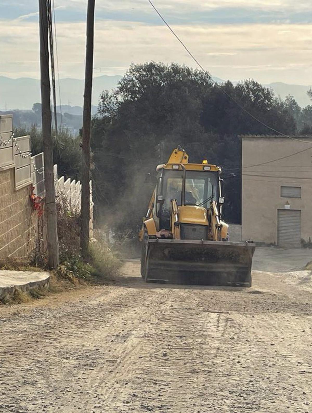 Tasques d’asfaltatge a la urbanització de Can Fargues, a Sentmenat.