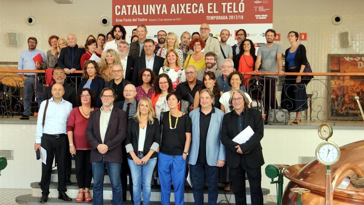 Foto de familia con los responsables de los teatros adheridos a Adetca y los responsables de las adminsitraciones.