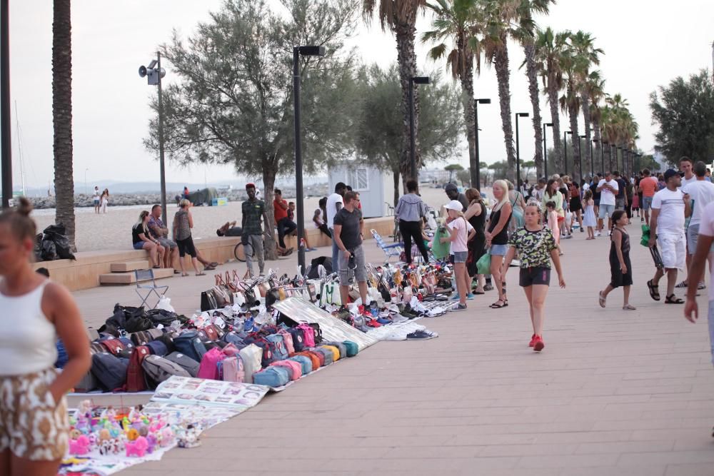 Mig miler de manters ocupen un quilòmetre del passeig Marítim de Roses