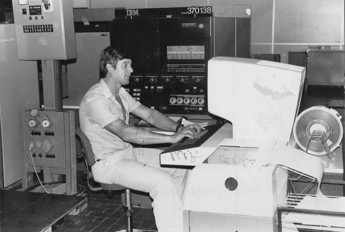 Trabajador en la planta de IBM en la Pobla de Vallbona.