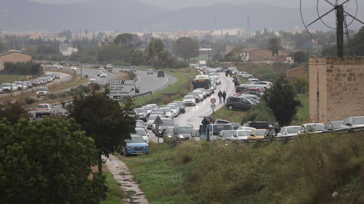 Lange-Schlangen-und-blockierte-Stra-en-Trotz-Regen-gro-er-Andrang-bei-milit-rischer-Flugschau