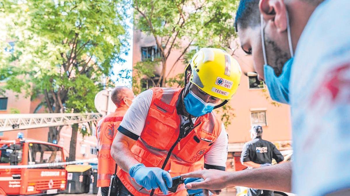 Un técnico sanitario del SAMU 061 trabajando.