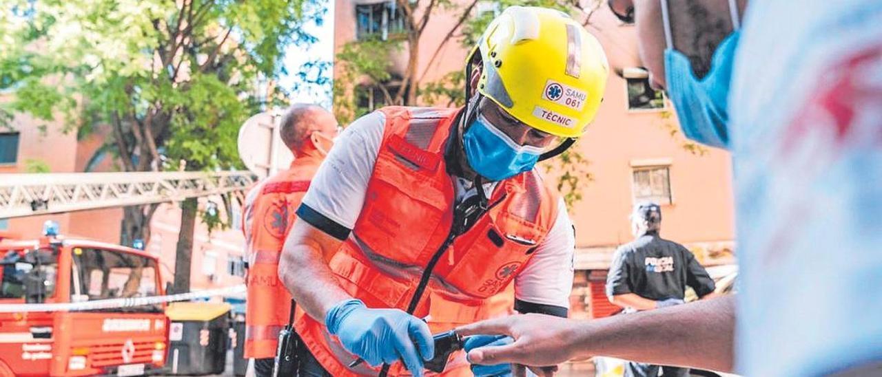 Un técnico sanitario del SAMU 061 midiendo la capacidad pulmonar de un afectado por una combustión en su domicilio