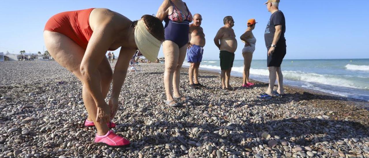 Una bañista se prepara para entrar al agua en Almardà.