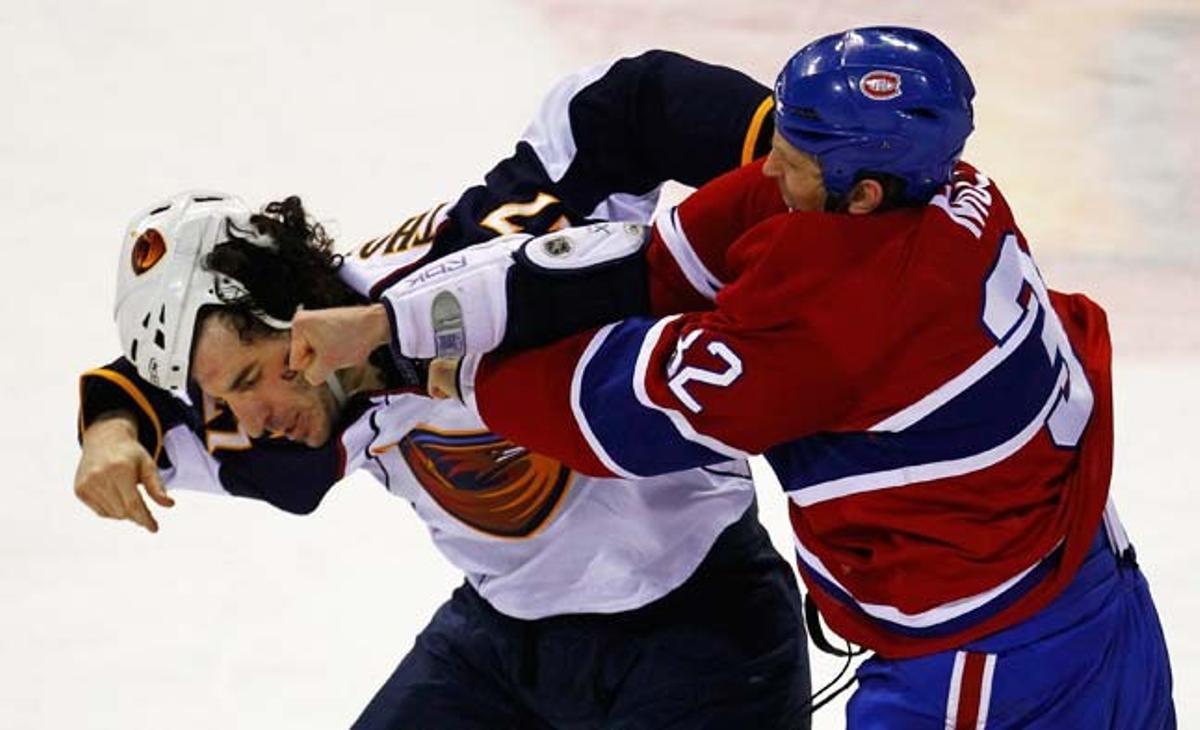 El jugador dels Mont-real Canadiens Travis Moen (i) rep un cop de puny de Chris Thorburn (d), d’Atlanta Thrashers durant un partit de la NHL.