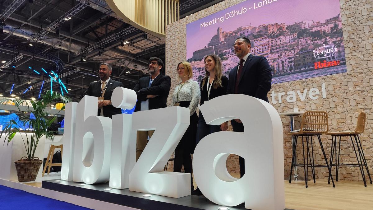 Foto de grupo en el estand de Ibiza con otros miembros de D3hub.