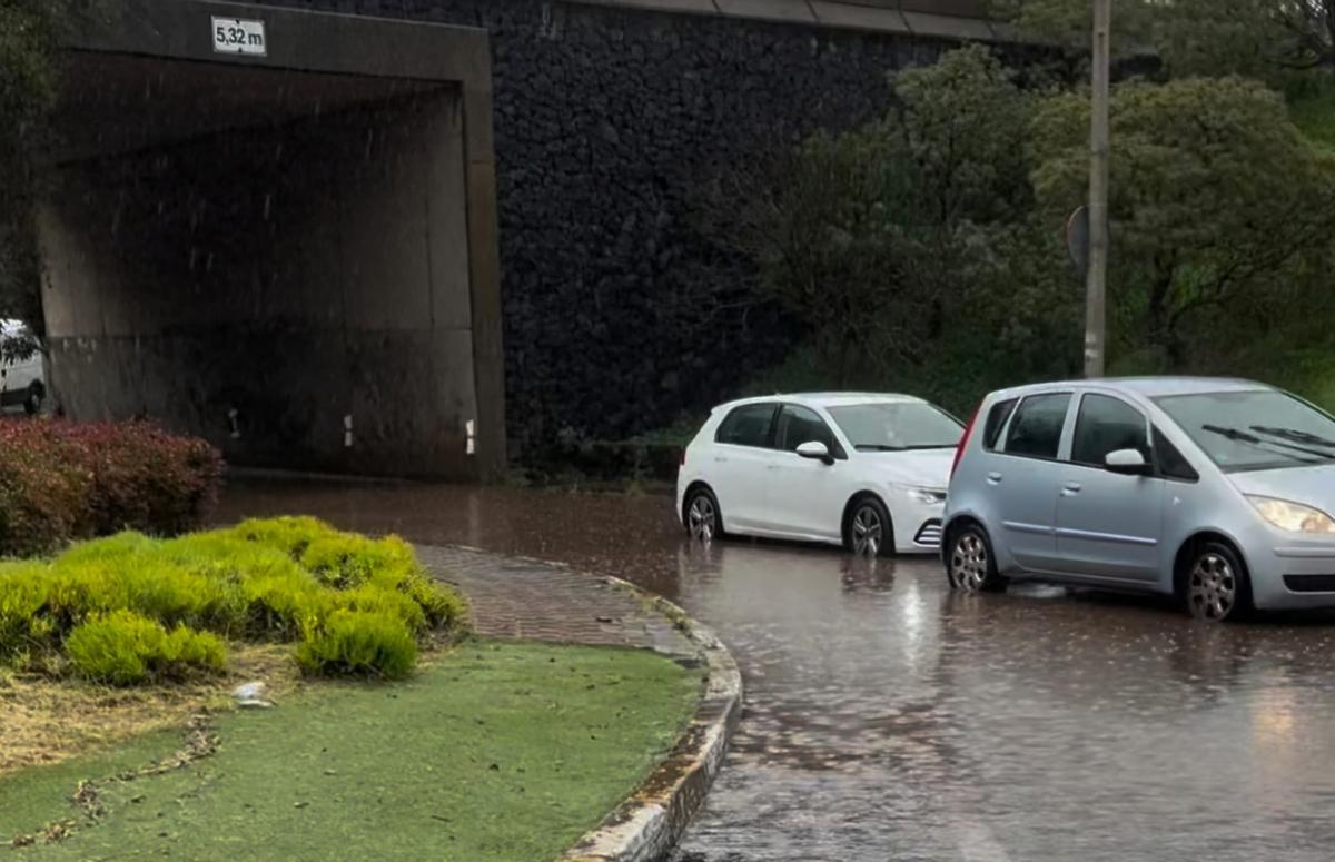La intensa lluvia anegó un túnel en la Vía de Ronda.