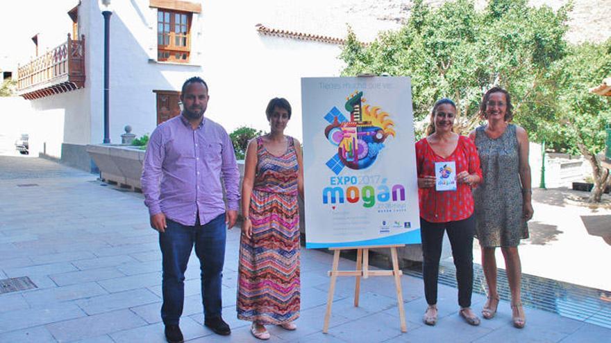 El concejal Artemi Artiles, junto a la alcaldesa, Onalia Bueno, y las concejalas Grimanesa Pérez y Pino González tras la presentación de Expo Mogán 2017.