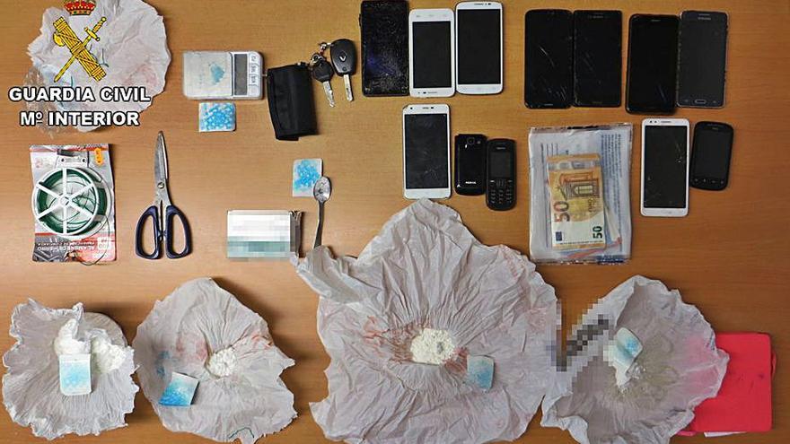 La droga y el resto de efectos confiscados al detenido. | GUARDIA CIVIL