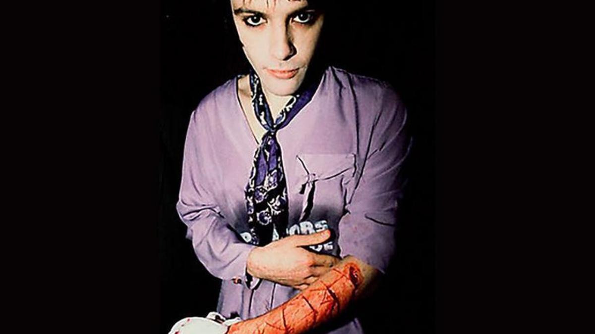 Durante una entrevista con 'NME', Richey cogió una cuchilla de afeitar para grabarse en el brazo '4 real'.