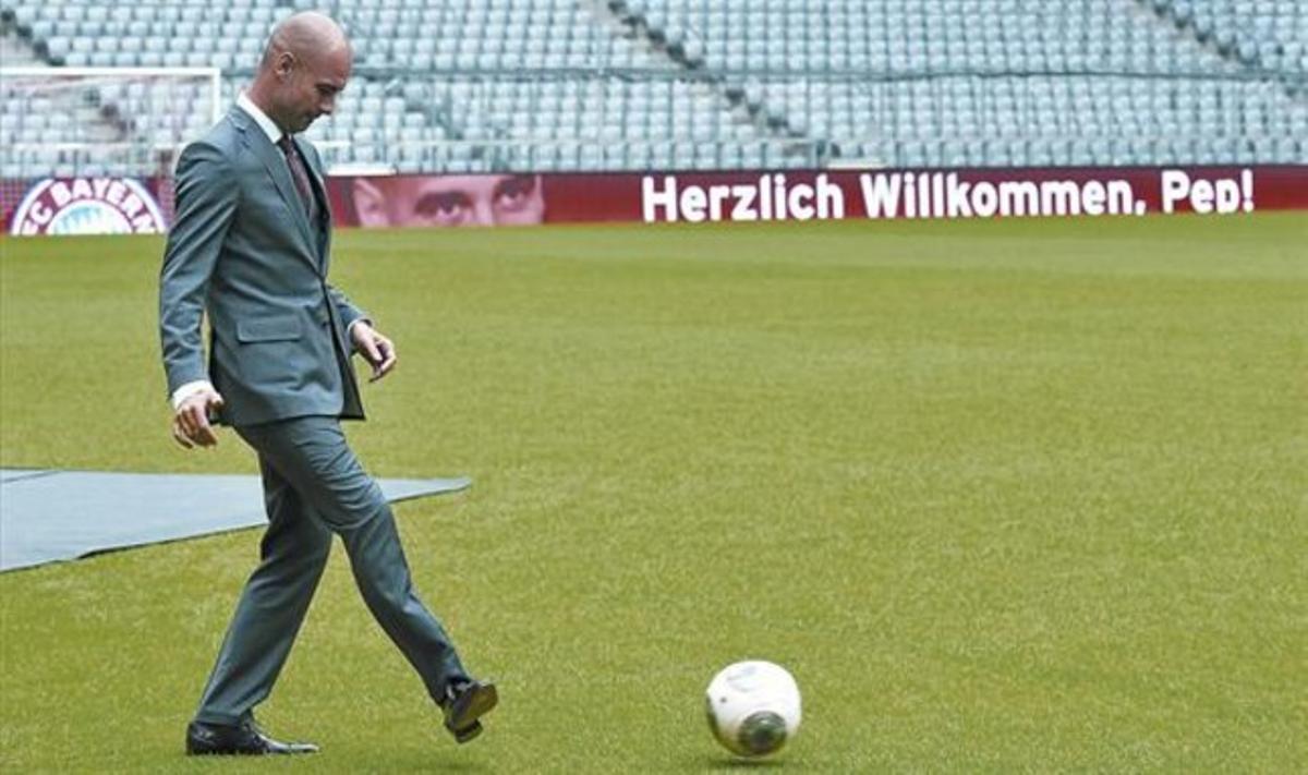 Guardiola piloteja a l’Allianz Arena de Munic, després de la seva presentació multitudinària, ahir. Guardiola piloteja a l’Allianz Arena de Munic, després de la seva presentació multitudinària, ahir.
