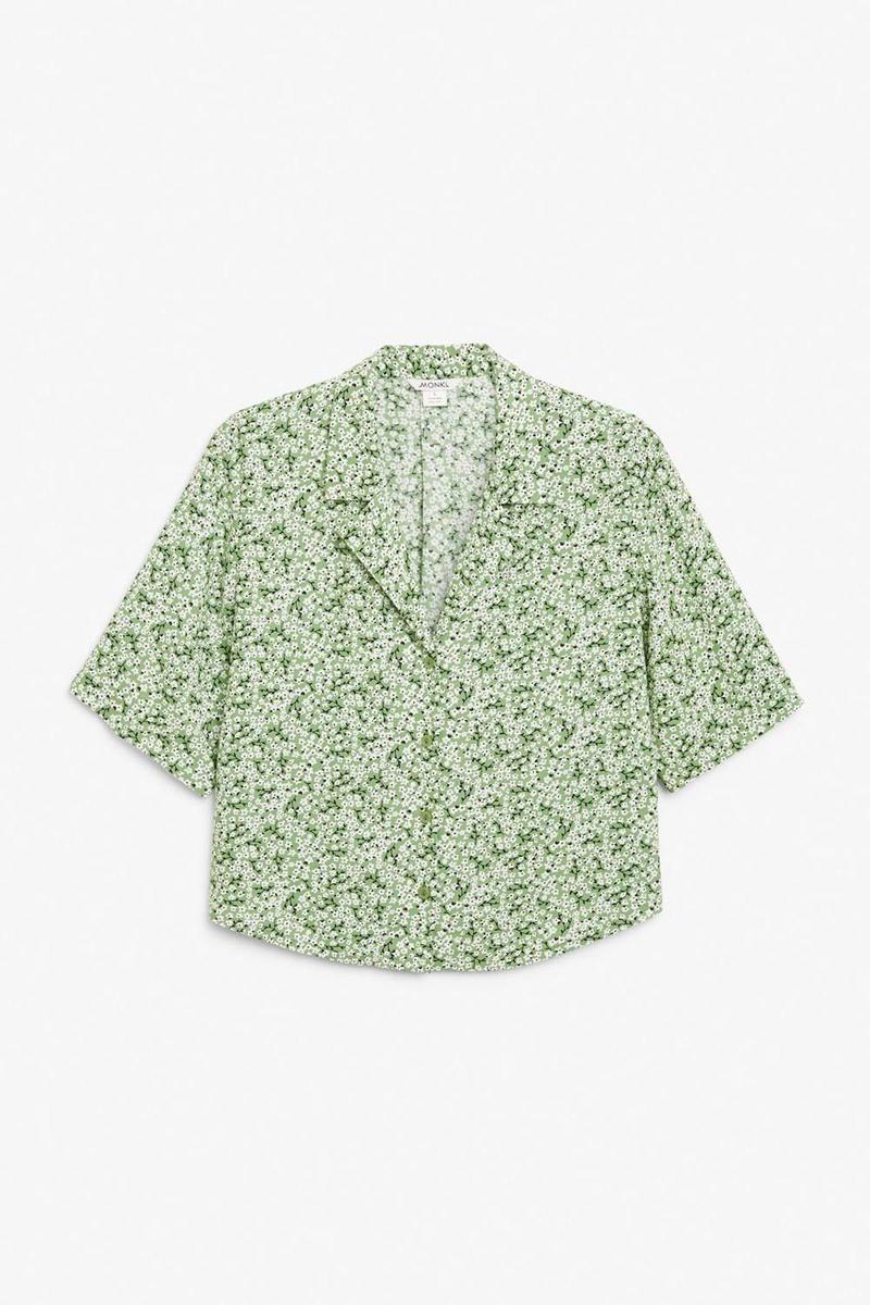Camisa con flores en color verde de Minki. (Precio: 25 euros)