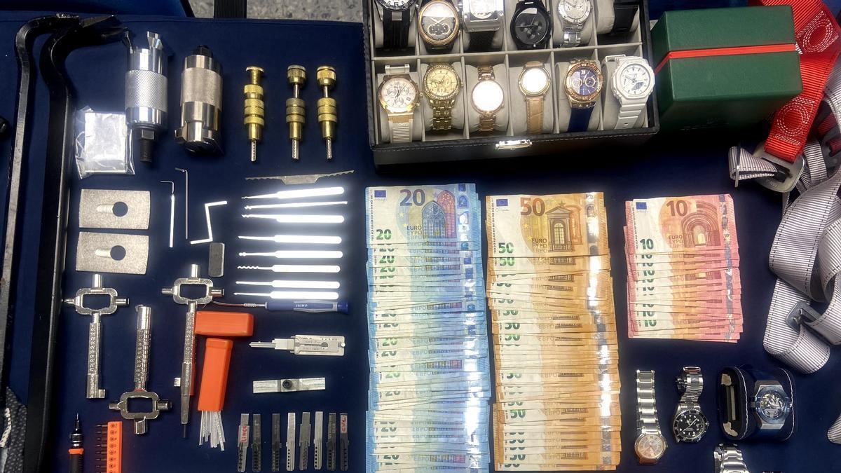 Objetos recuperados en Sevilla tras la intervención de la Policía Nacional.