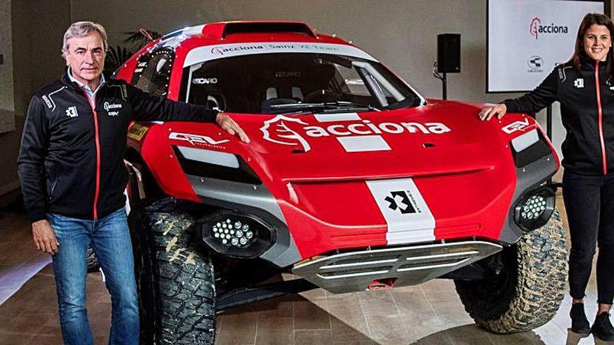 Carlos Sainz y Laia Sanz, con el coche todoterreno eléctrico con el que competirán.