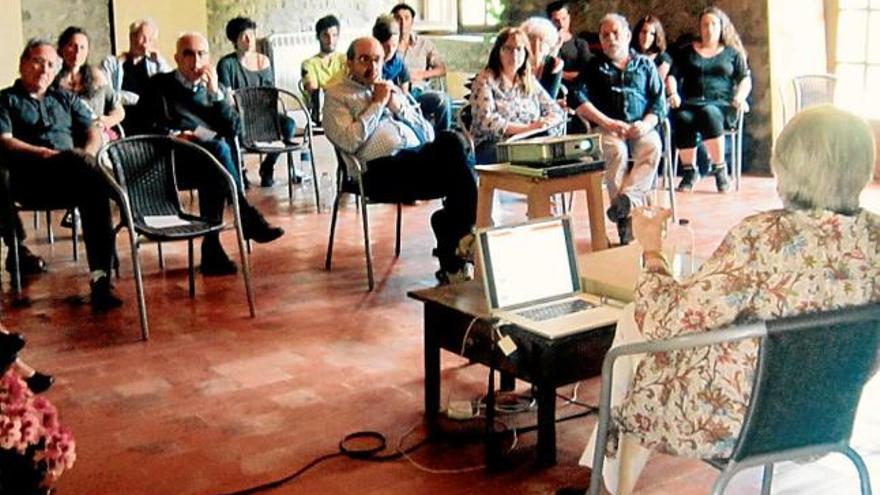 Un moment de la intervenció de Miren Etxezarreta a La Plana