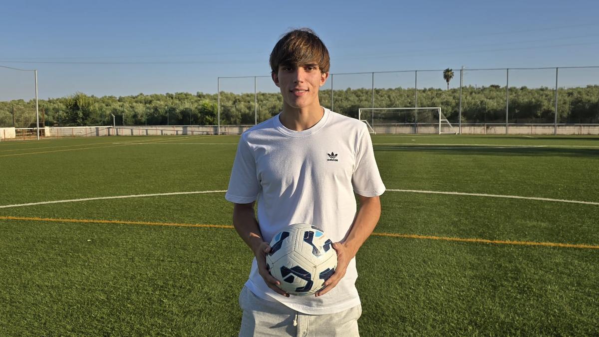 Andrés Cuenca, en el campo del CD Avejoe de su Adamuz natal, el pasado verano.