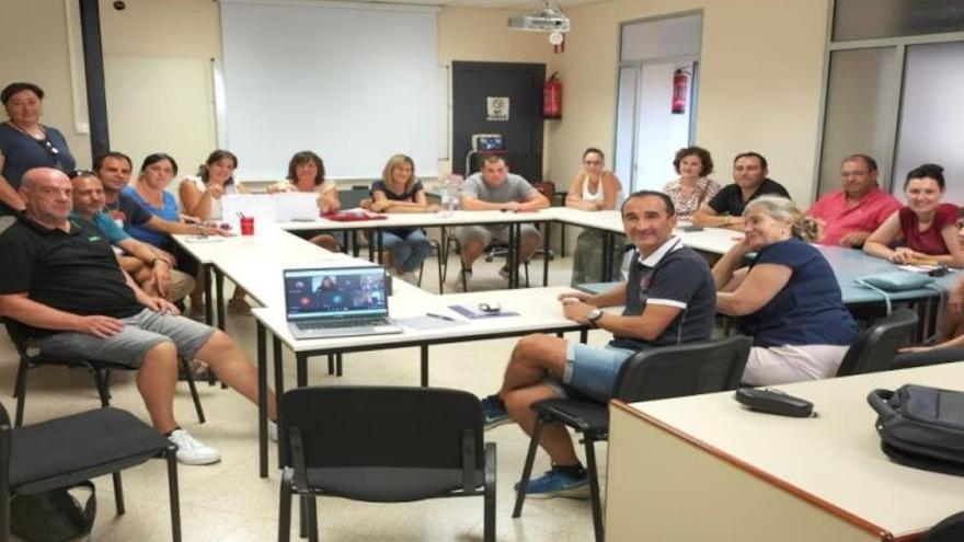 Cocineros y ayudantes de cocina de los colegios públicos de Aragón muestran este jueves su malestar con una cacerolada