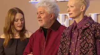 Almodóvar presenta 'La habitación del al lado' en Madrid junto a las actrices protagonistas, Julianne Moore y Tilda Swinton