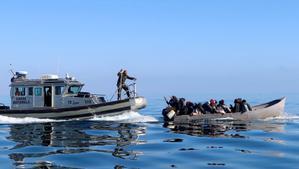 Guardacostas tunecinos intentan detener el avance de un bote con migrantes que intentan llegar a Italia, el pasado 27 de abril.