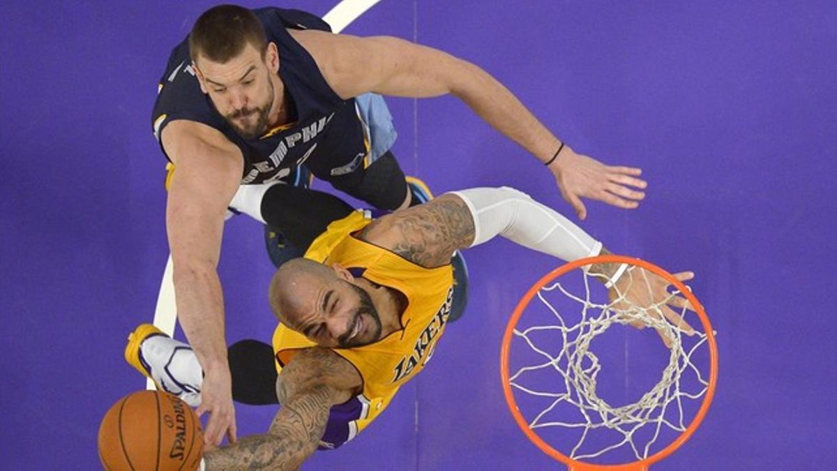 Marc Gasol pone un tapón a Carlos Boozer.